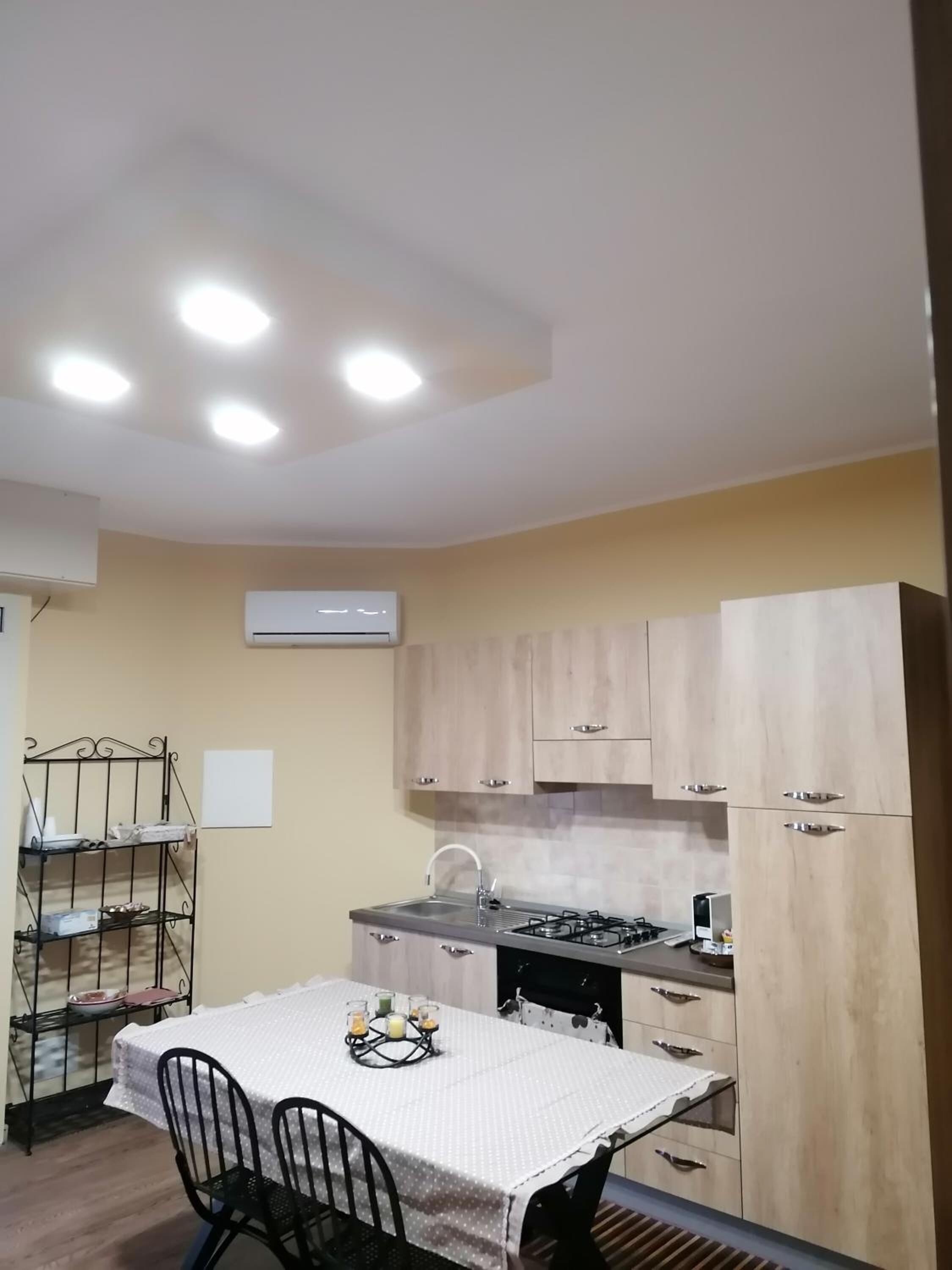 Grand réfrigérateur, micro-ondes, four, plaque de cuisson