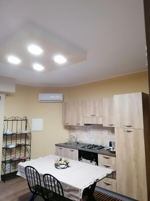 Grand réfrigérateur, micro-ondes, four, plaque de cuisson