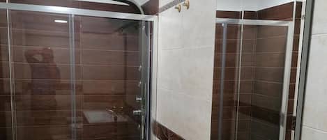 Douche, articles de toilette gratuits, sèche-cheveux, peignoirs