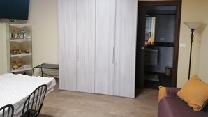 A room with a bed, a wardrobe, a desk, and a chair. - B&B Agave (Reggio Calabria)
