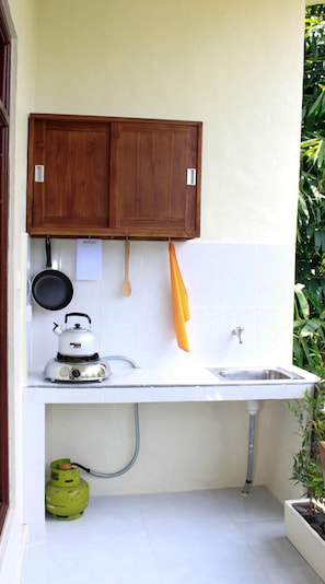 Stovetop, cookware/dishes/utensils