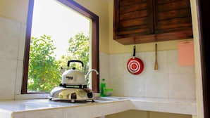 Stovetop, cookware/dishes/utensils - Bali Manwarsa Guest House (Ubud)