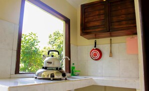 Stovetop, cookware/dishes/utensils - Bali Manwarsa Guest House (Ubud)