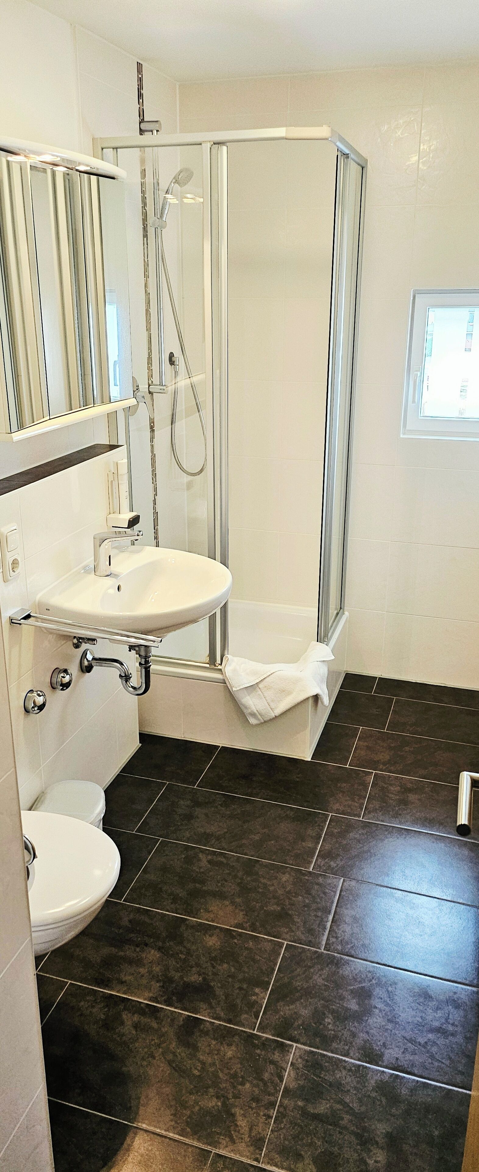 basic apartment, 2 bedrooms | bathroom | free toiletries, hair dryer, towels, soap