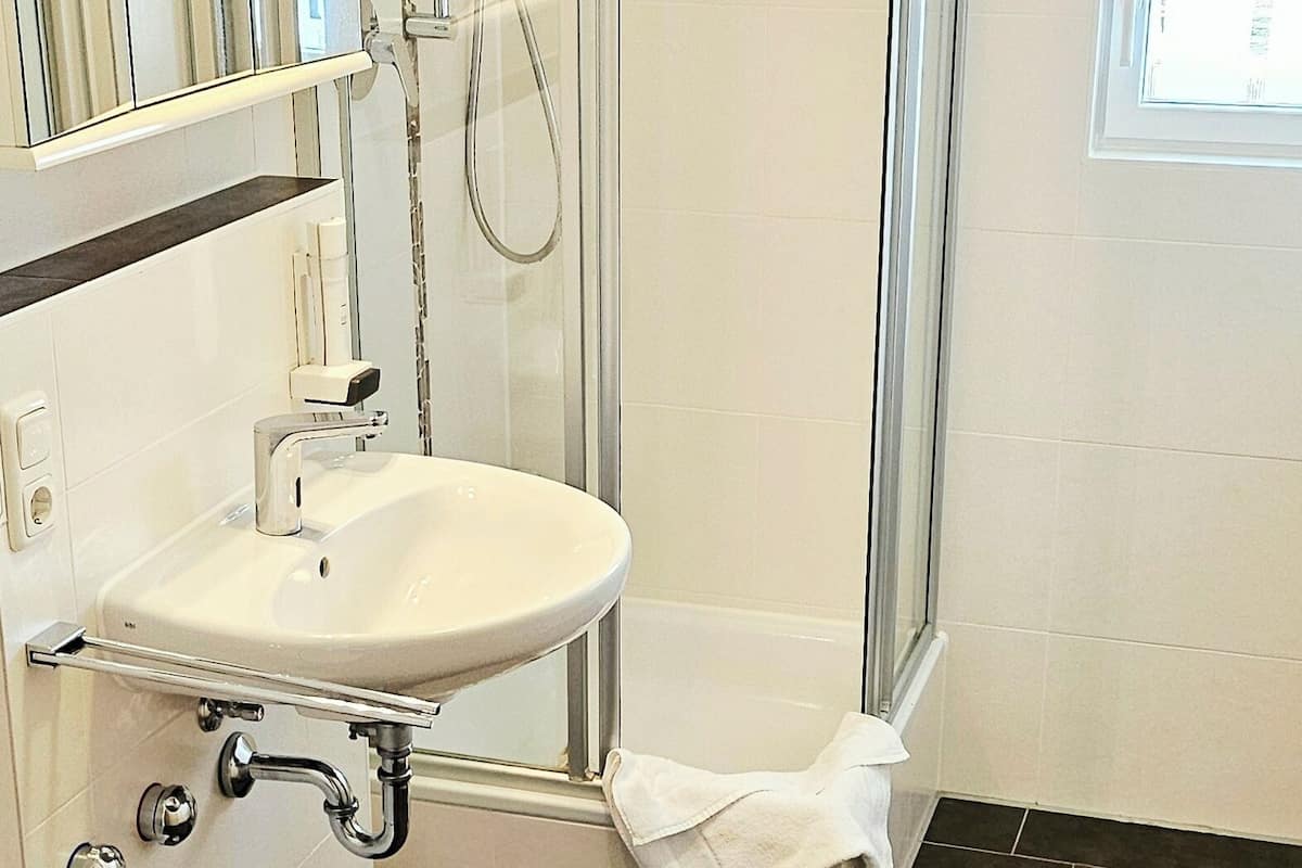 basic apartment, 2 bedrooms | bathroom | free toiletries, hair dryer, towels, soap