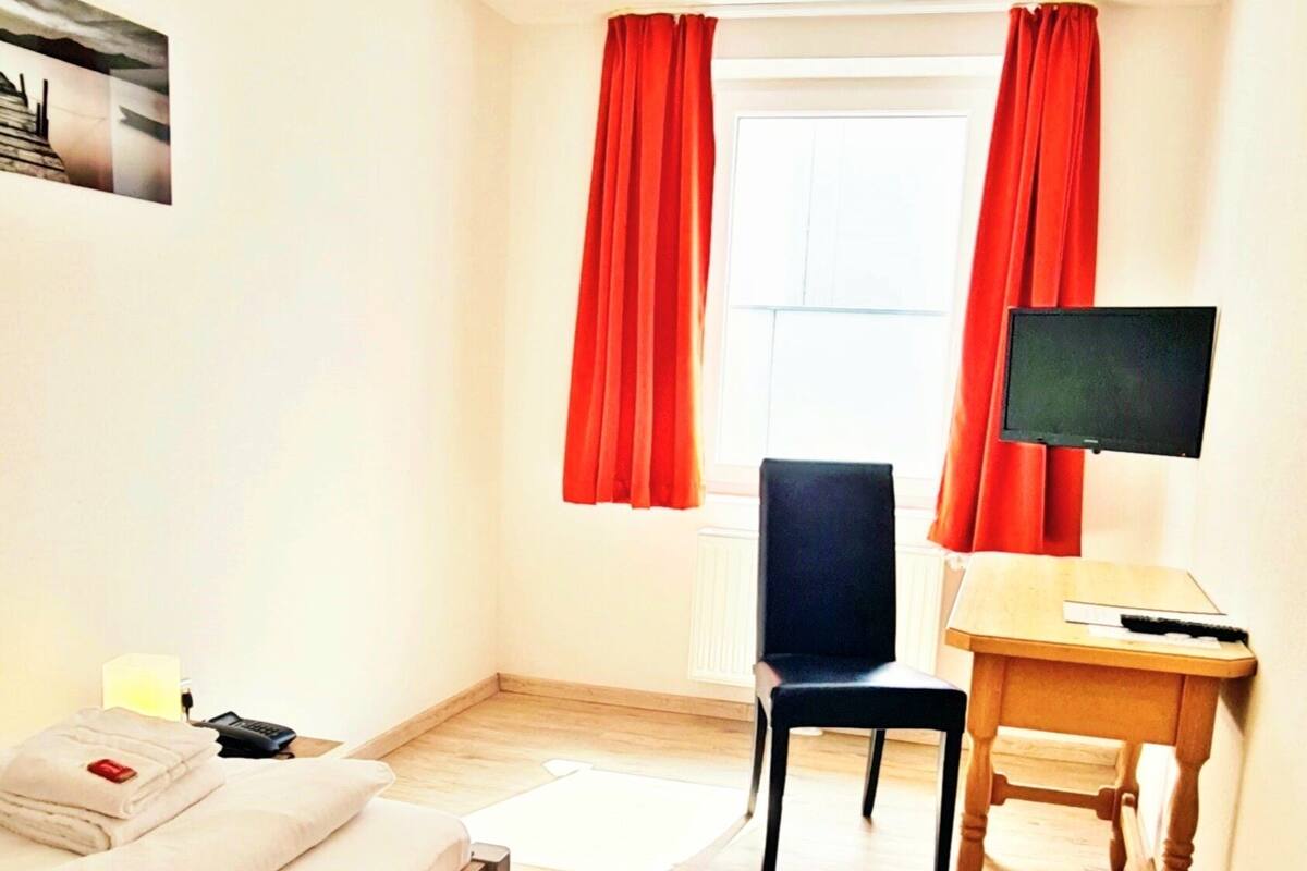 غرفة فردية (Basement) | ملاءات للفراش لا تسبب الحساسية وواي فاي مجانًا وملاءات أسرّة