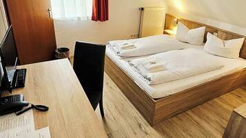 Family Room | Hypo-allergenic bedding, free WiFi, bed sheets