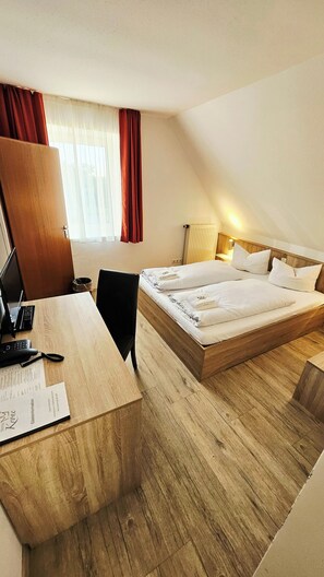 Family Room | Hypo-allergenic bedding, free WiFi, bed sheets - Hotel Krone (Koenigsbrunn)
