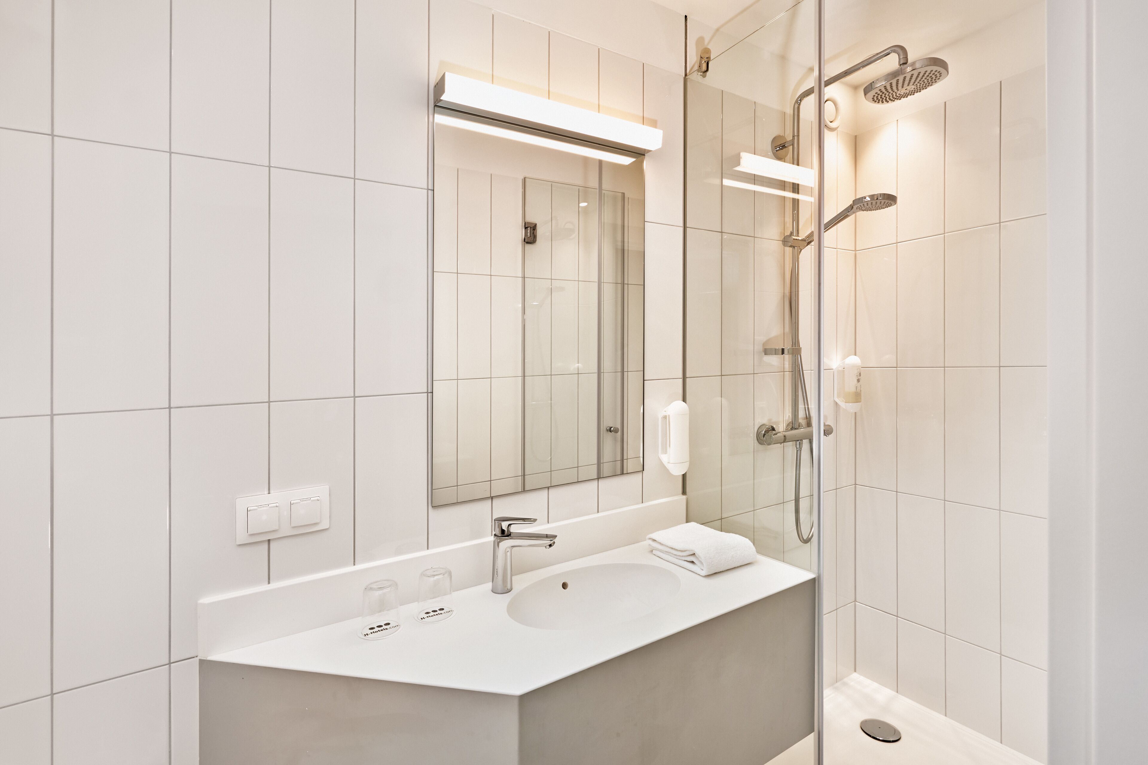 bed in mixed dormitory with 10 beds | bathroom | shower, free toiletries, hair dryer, towels