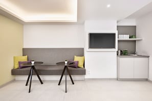 Bed in mixed dormitory with 10 beds | Area soggiorno | TV a schermo piatto