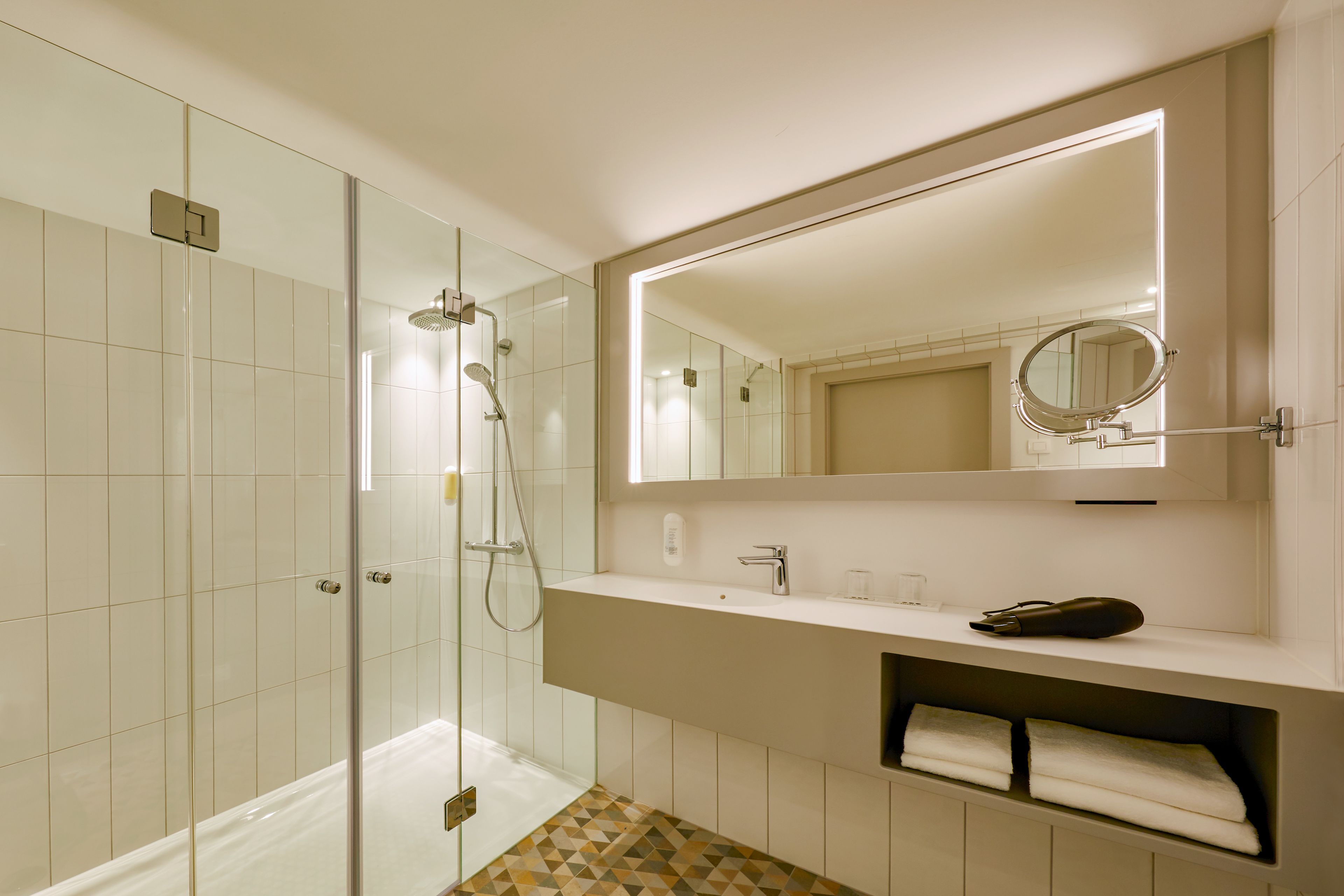 shower, free toiletries, hair dryer, towels