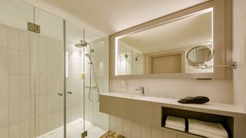 Dusche, kostenlose Toilettenartikel, Haartrockner, Handtücher