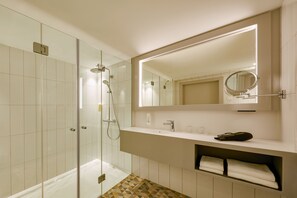 Shower, free toiletries, hair dryer, towels - H+ Hotel Wien (Vienna)