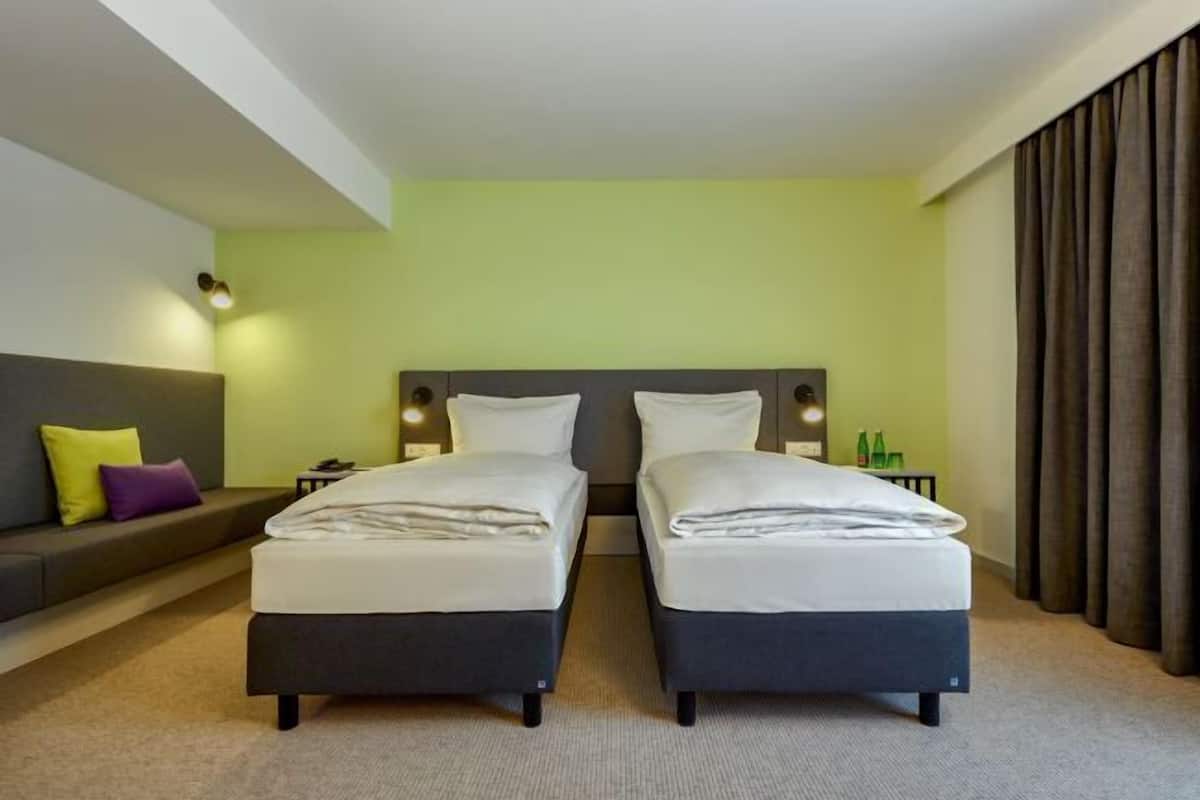 Zimmersafe, schallisolierte Zimmer, Bügeleisen/Bügelbrett