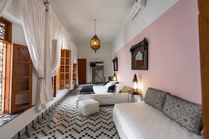 Premium bedding, in-room safe, individually decorated