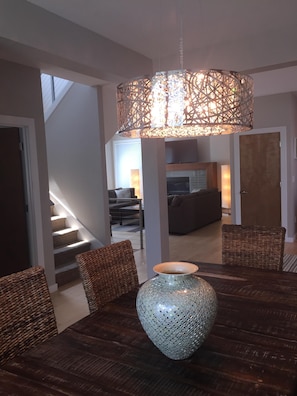 Interior - Luxurious Zen Modern in the Historic N. Mississippi District. Sanitized , clean! (Portland)