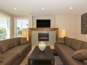 TV, fireplace, foosball, books - Luxurious Zen Modern in the Historic N. Mississippi District. Sanitized , clean! (Portland)