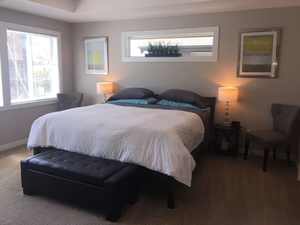 3 habitaciones, escritorio y tabla de planchar con plancha 