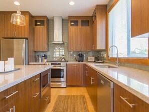 Fridge, microwave, oven, stovetop - Luxurious Zen Modern in the Historic N. Mississippi District. Sanitized , clean! (Portland)
