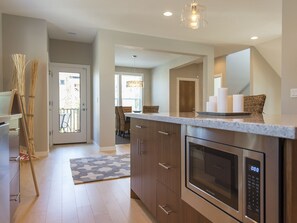 Interior - Luxurious Zen Modern in the Historic N. Mississippi District. Sanitized , clean! (Portland)