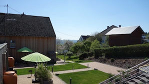 Un quartier résidentiel comprenant un bâtiment en bois, une maison en briques et une pelouse bien entretenue.