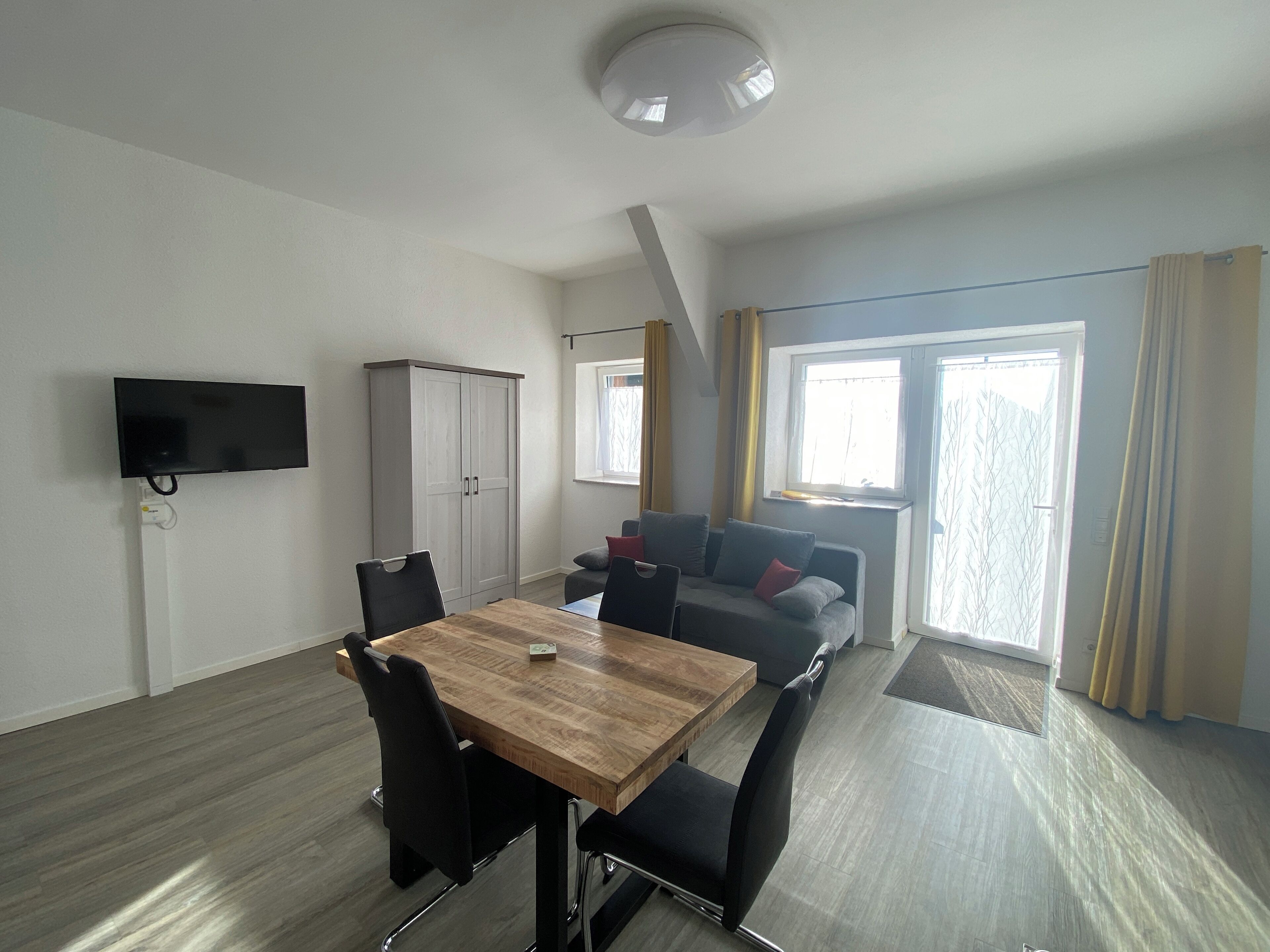 Comfort Apartment | Coin séjour | TV connectée de 40 pouces avec chaînes par satellite, télévision