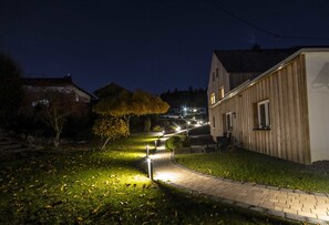 Fachada de la propiedad por la tarde o noche
