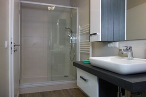 Classic Apartment | Bad | Dusj, hårføner, håndklær og såpe