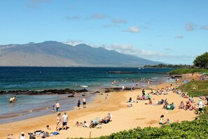 Beach nearby, sun-loungers, beach towels