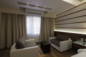 Phòng Suite Superior, 1 giường cỡ king | Phòng khách | TV màn hình phẳng 32-inch có truyền hình cáp, TV 