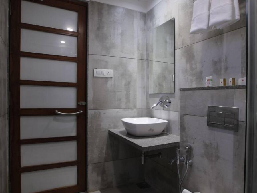 Suite Superior, 1 Tempat Tidur King | Kamar mandi | Shower, pancuran hujan, sandal, dan handuk