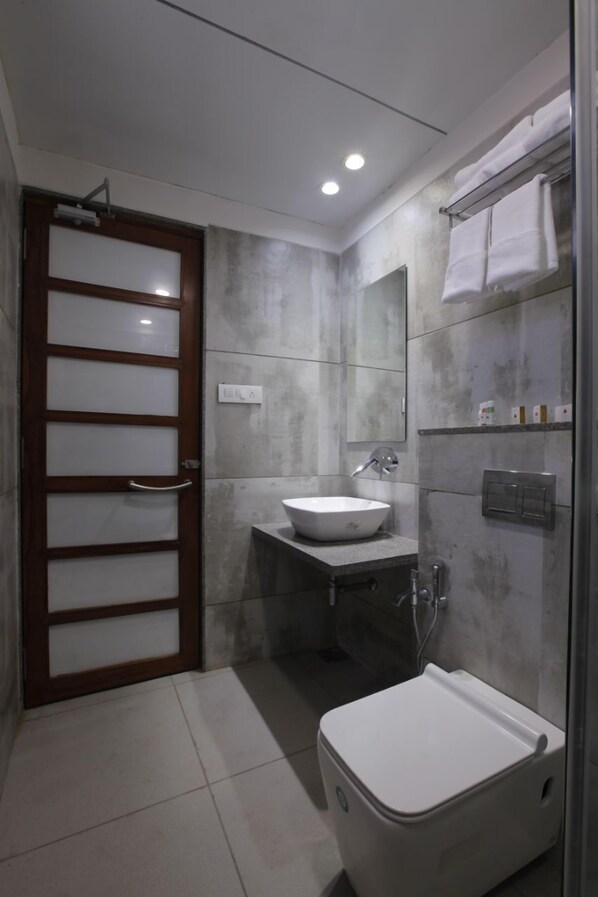 Suite superior, 1 llit de matrimoni gran | Bany | Dutxa, capçal de dutxa tipus cascada, sabatilles i tovalloles 