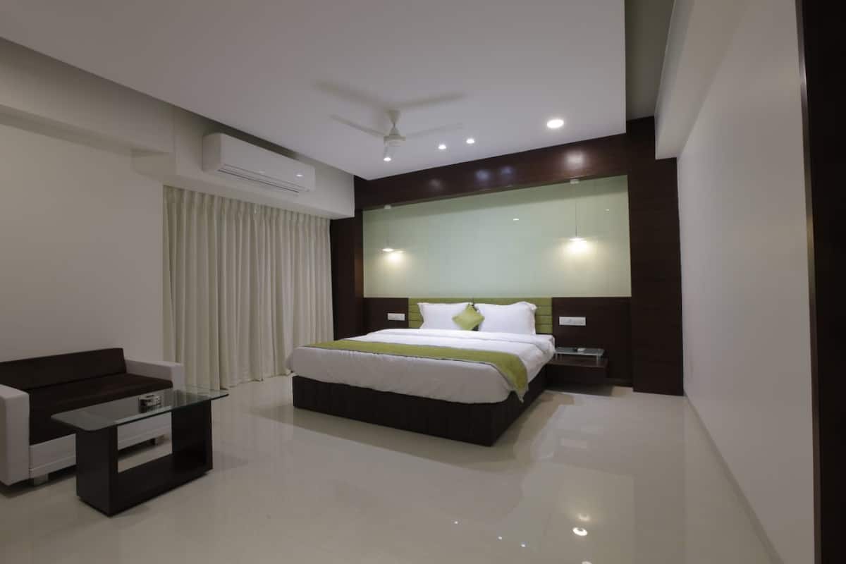 Premier Studio, 1 King Bed | Living room | 32-inch flat-screen TV with cable channels, TV