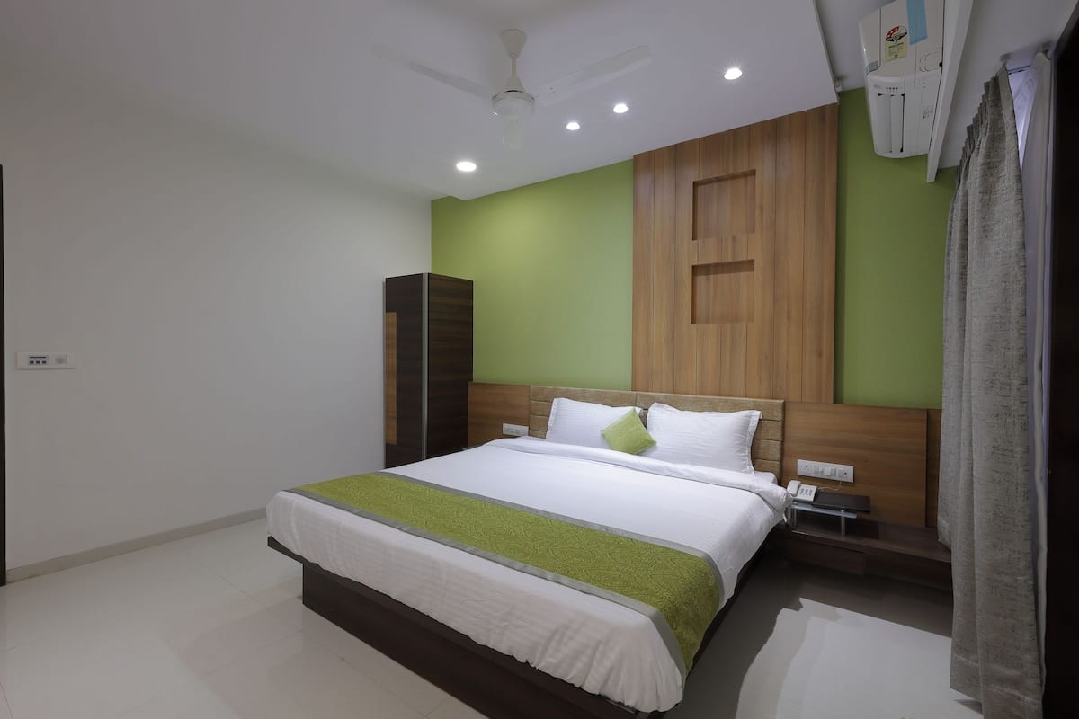 Deluxe Room, 1 Queen Bed | Living area | 32-inch flat-screen TV with cable channels, TV
