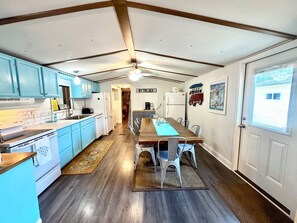 冷蔵庫、電子レンジ、オーブン、コンロ