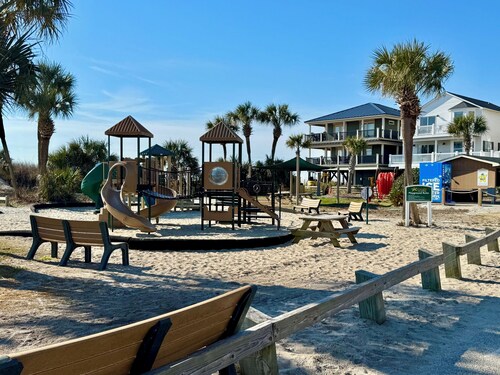  Ocean Lakes. Pet friendly. Complimentary  golf cart. Walk to Beach & pool. 