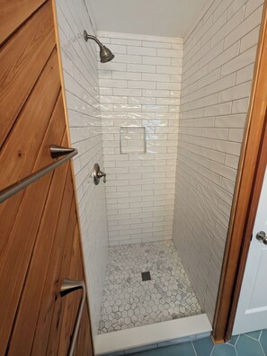 Kombinert dusj/badekar og hårføner