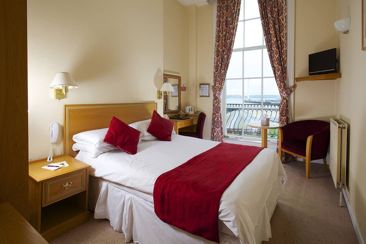 Double Room, Non Smoking, Balcony | Desk, iron/ironing board (on request), WiFi (free), bed sheets