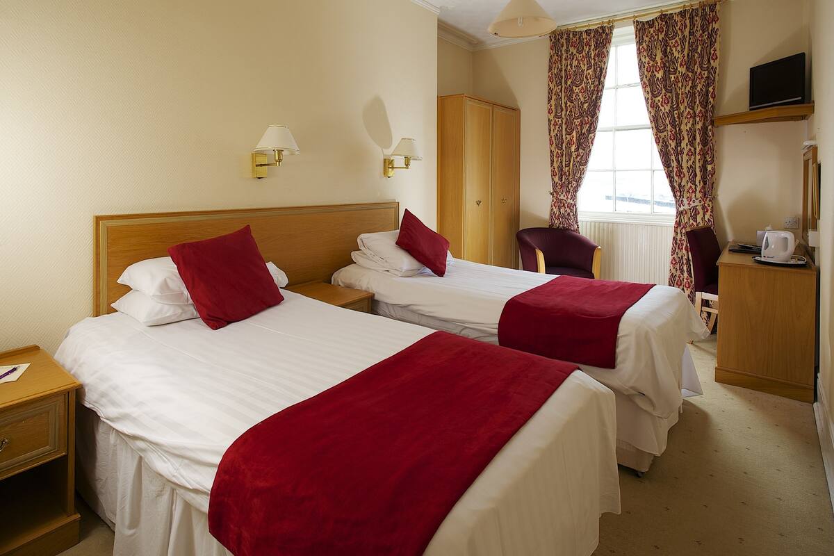 Twin Room, Non Smoking, Sea View | Desk, iron/ironing board (on request), WiFi (free), bed sheets