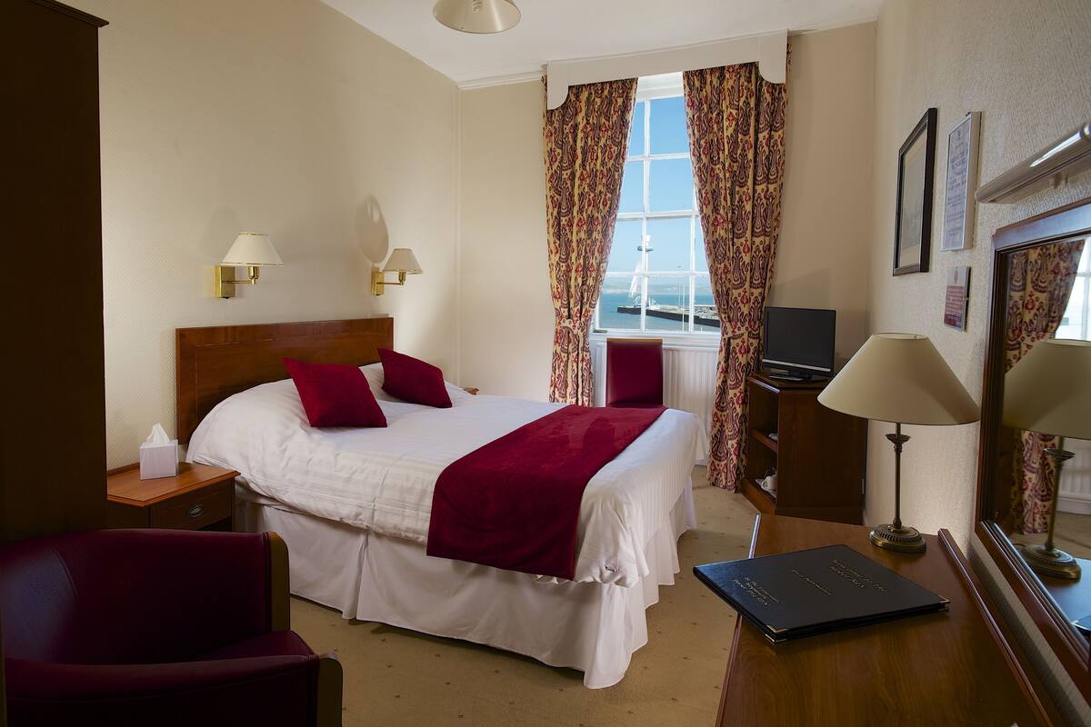 Double Room, Non Smoking, Sea View | Desk, iron/ironing board (on request), WiFi (free), bed sheets