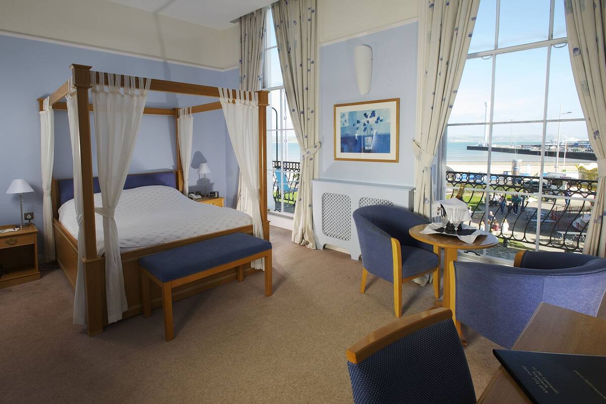 Double Room, Non Smoking (Four Poster Bed) | Desk, iron/ironing board (on request), WiFi (free), bed sheets