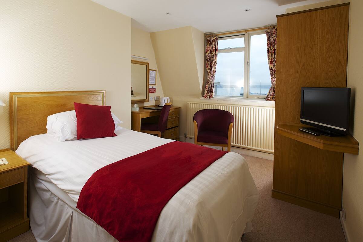 Single Room, Non Smoking, Sea View | Desk, iron/ironing board (on request), WiFi (free), bed sheets