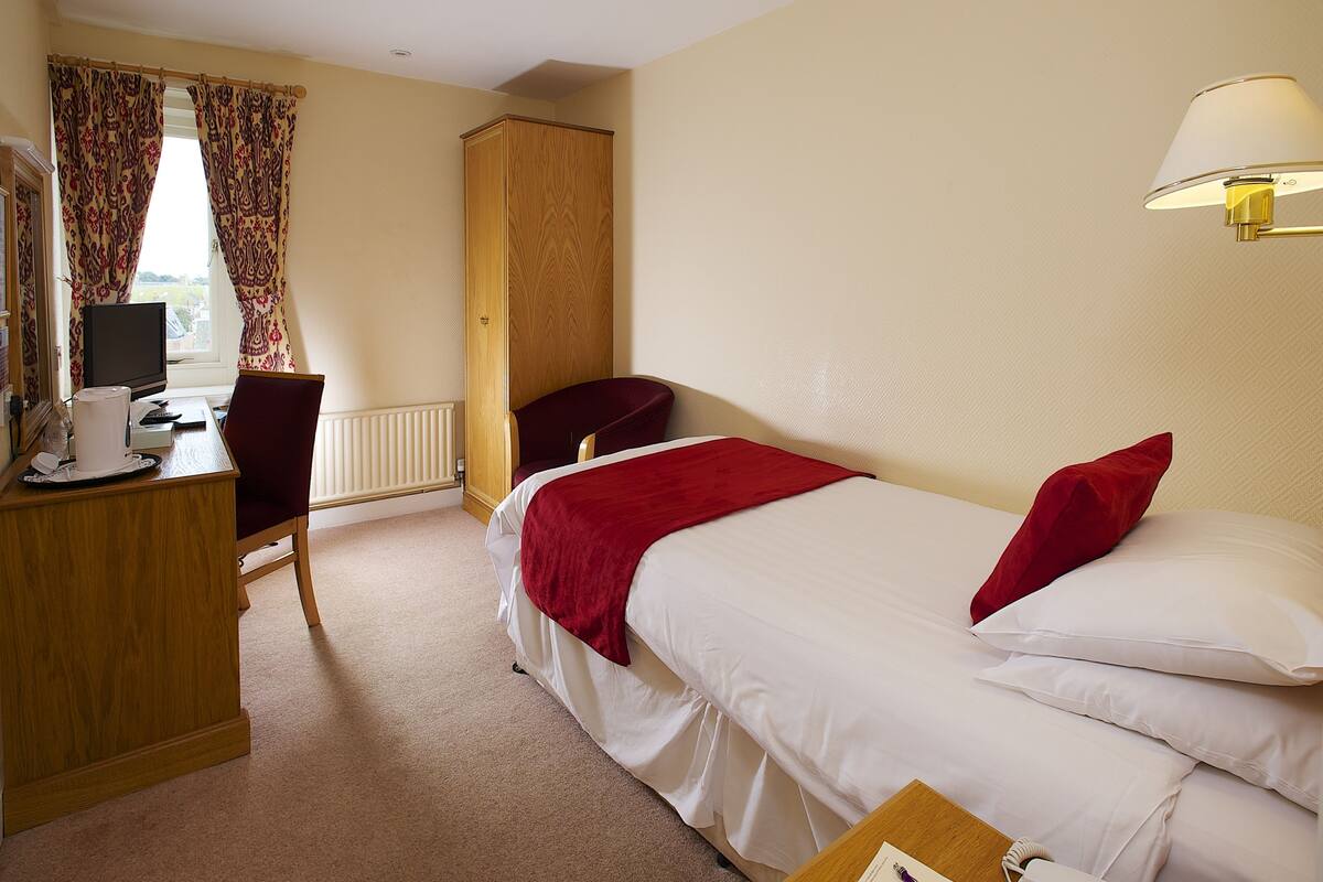 Standard Single Room, Non Smoking | Desk, iron/ironing board (on request), WiFi (free), bed sheets
