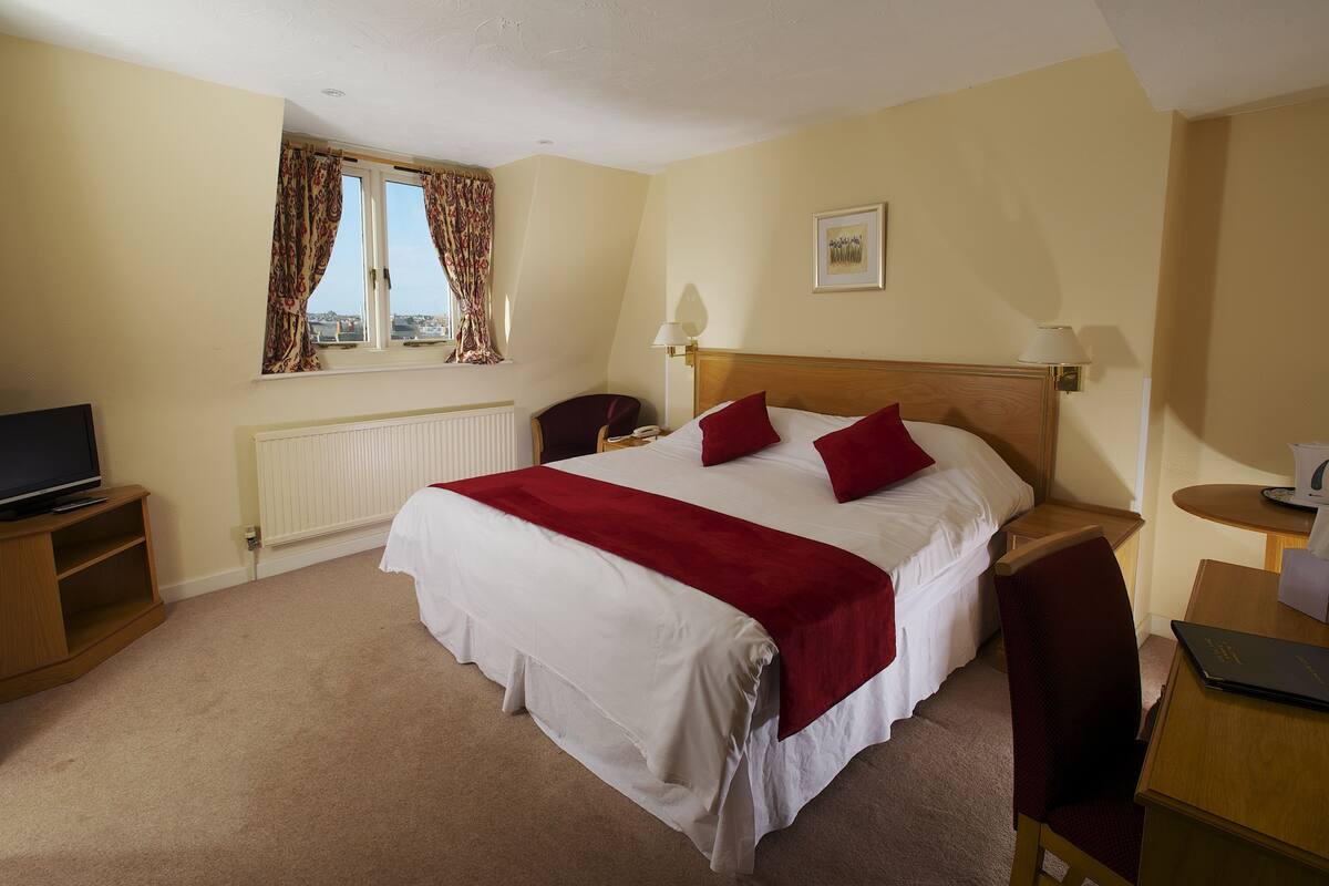 Standard Double Room, Non Smoking | Desk, iron/ironing board (on request), WiFi (free), bed sheets