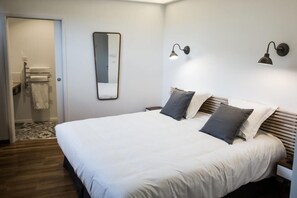 Comfort Double Room | Premium bedding, individually decorated, individually furnished, desk - Villa Pradelle (Clermont-Ferrand)