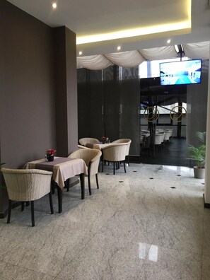 TĂ€gliches FrĂŒhstĂŒcksbuffet (9.61 EUR pro Person)
