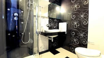 Suite Junior, vue fleuve | Salle de bain | Articles de toilette gratuits, sèche-cheveux, peignoirs, bidet