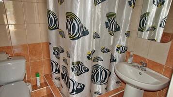 Douche, articles de toilette gratuits, sèche-cheveux