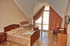 Escritorio, tabla de planchar con plancha, camas extra y wifi gratis 