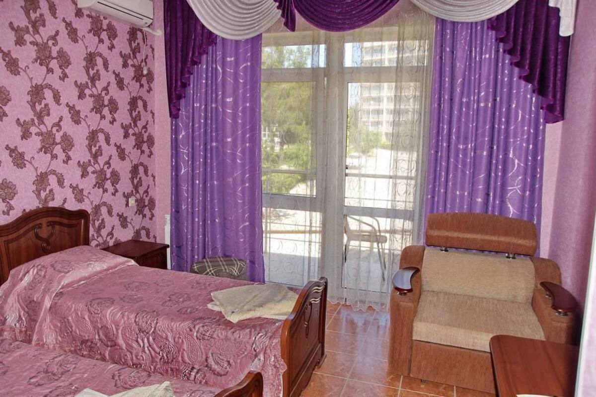 Habitación con 2 camas individuales | Escritorio, tabla de planchar con plancha, camas extra y wifi gratis